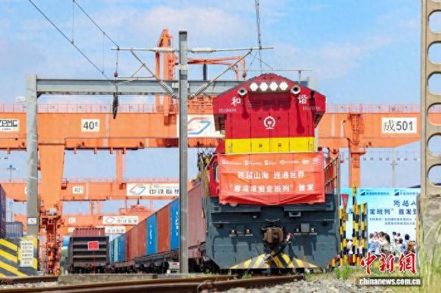 成都周边工厂生产的灯具搭乘班列从成都青白江城厢站启程。白桂斌 摄