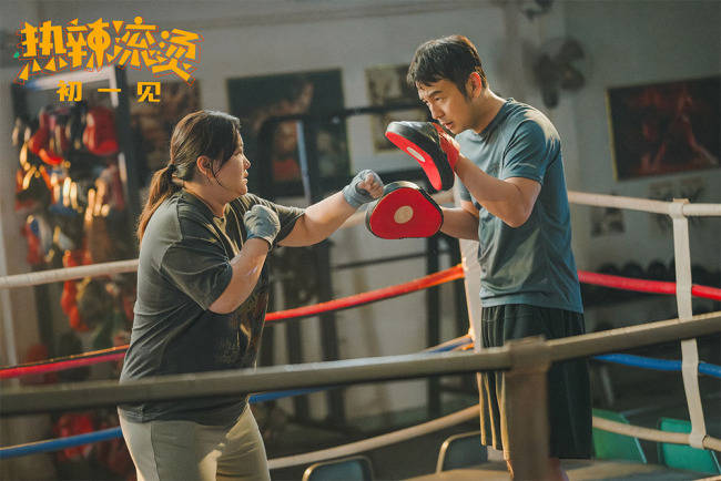 电影热辣滚烫剧情讲了什么？