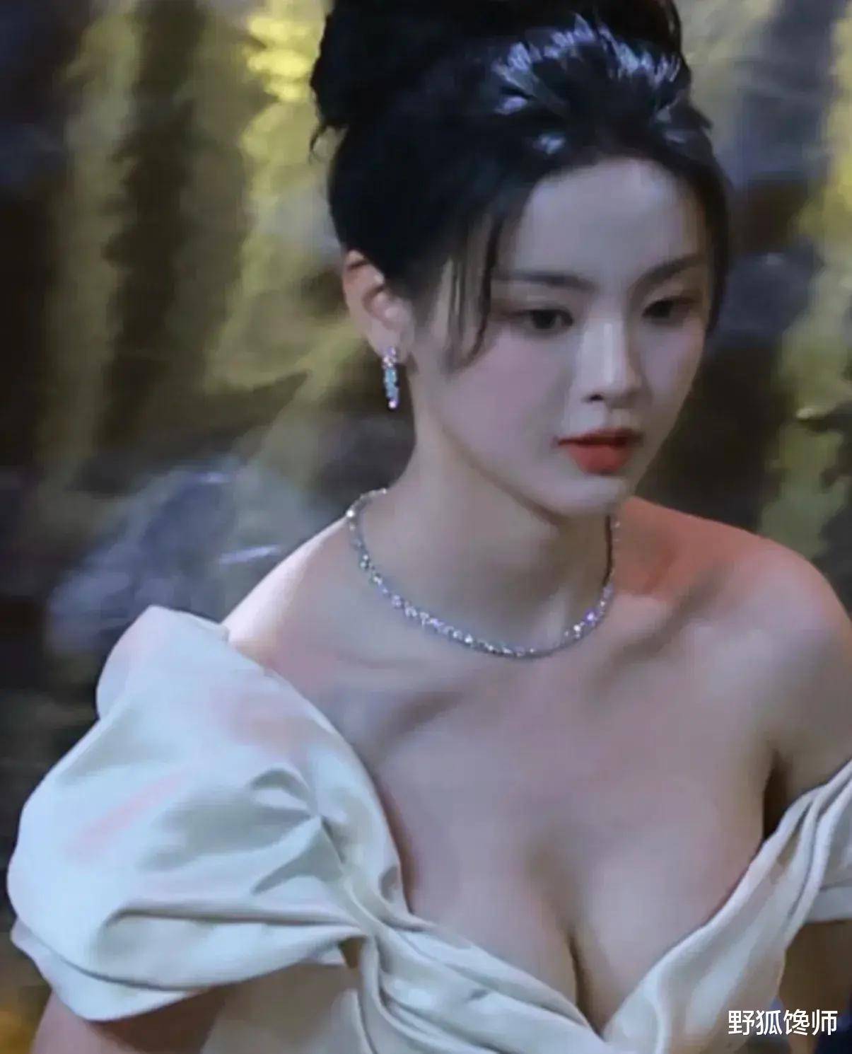 杨超越清纯无敌，从农村到大明星，靠真诚杀出一条血路。