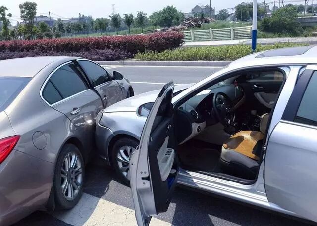 车辆剐蹭私了和走保险哪个划算?业内专业人士告诉你真相