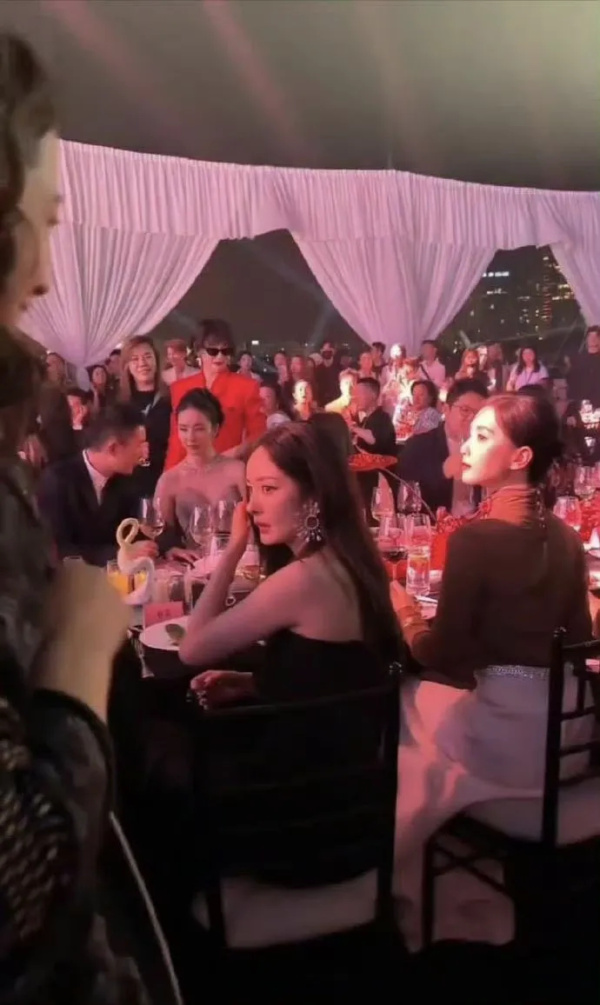 杨幂刘诗诗再现仙剑情缘！同台晚宴造型绝美，亲密互动掀起粉丝狂潮！