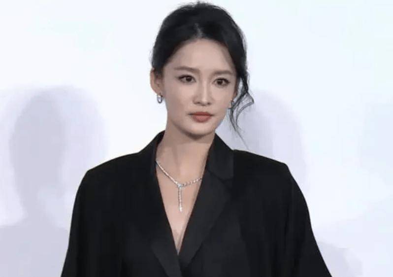 嘉人红毯：唐嫣缺席刘诗诗杨幂刘亦菲仙剑姐妹合体，马思纯太壮实