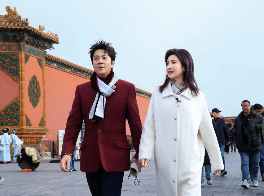 蔡国庆:刚看完歌手白雪的油画展,又和春妮一起品尝“故宫下午茶”