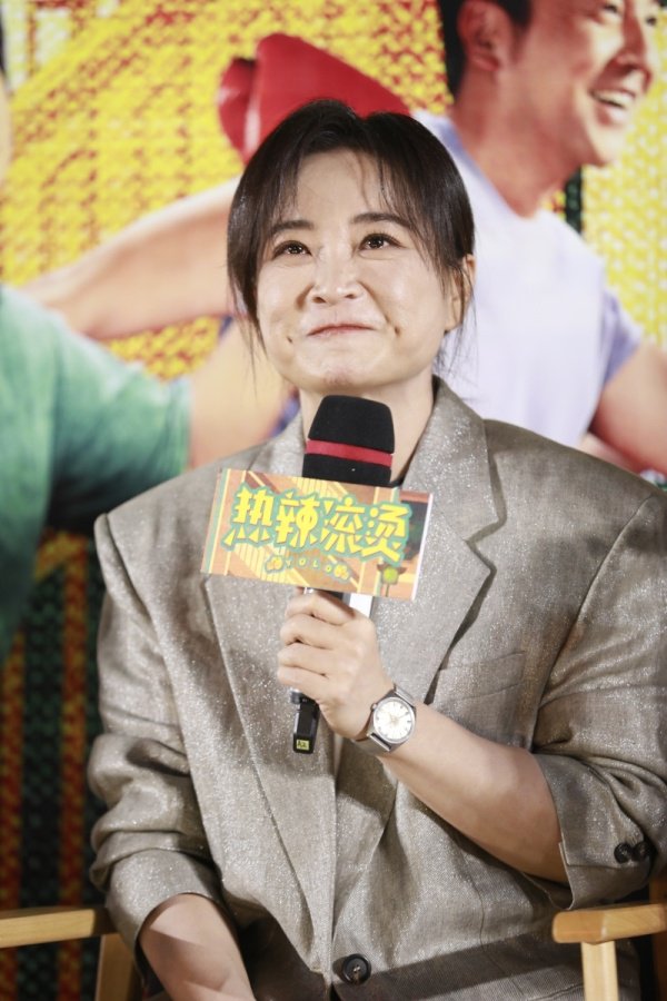 贾玲：女导演的票房传奇与电影《热辣滚烫》的故事