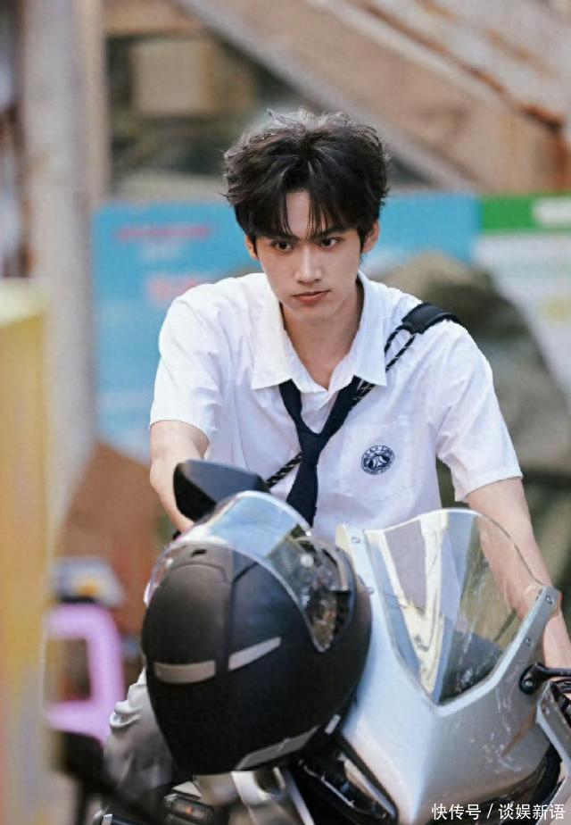 搭完陈妍希搭赵晴周柯宇《狙击蝴蝶》后火了，被于正“锁”在剧组