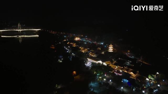 王鹤棣化身东道主，在大乐楼给爆闪团安利鳝丝、甜皮鸭等乐山美食，太馋人