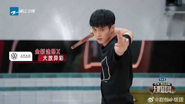 何与塑料粤语逗笑众导师，心态超稳：说错了没关系，最重要是自信