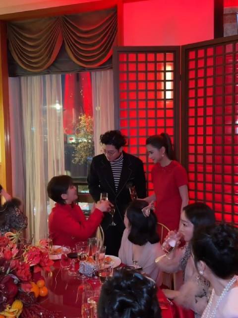 小夫妻敬酒，活动晚宴上窦骁带着何超莲给徐帆敬酒！