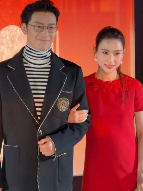 窦骁和何超莲这算是彻底打破婚变传闻了吧，两人手挽手甜蜜同框亮相活动