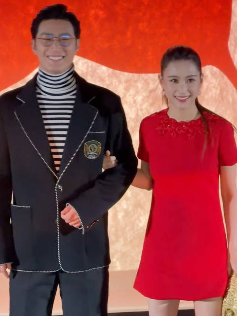 窦骁何超莲牵手出席活动破婚变传闻