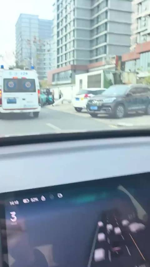 视频车大概率是开车的情况下用手机拍摄的吧？