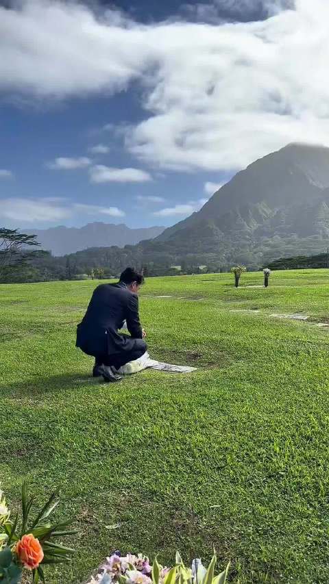 小泉进次郎访夏威夷纪念公园，向硫磺岛阵亡士官三上博文致敬