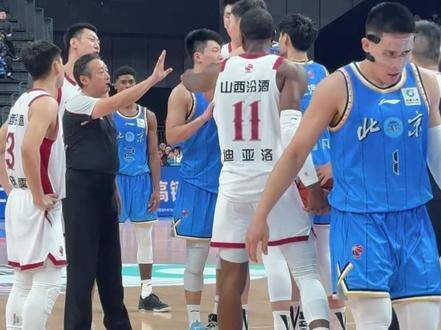 周琦不满山西男篮动作过大与焦海龙冲突，许利民换人稳局势