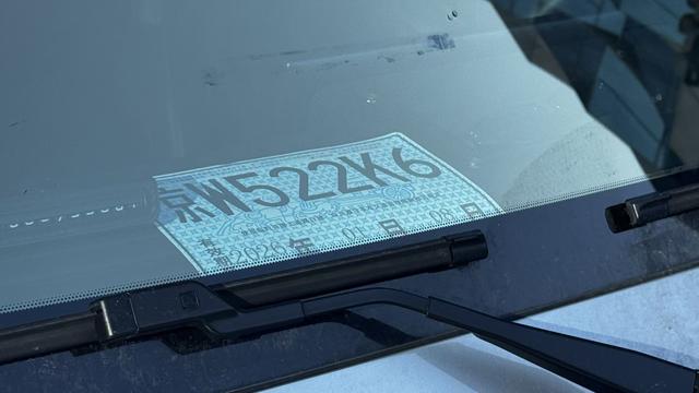 一辆轿车未按规定粘贴临时号牌，且号牌涉嫌伪造。交管部门供图