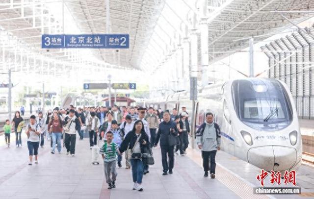 旅客在北京北站出行。记者 贾天勇 摄