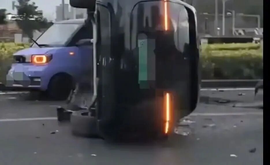 一辆阿维塔在南宁连撞15辆车，公司回应