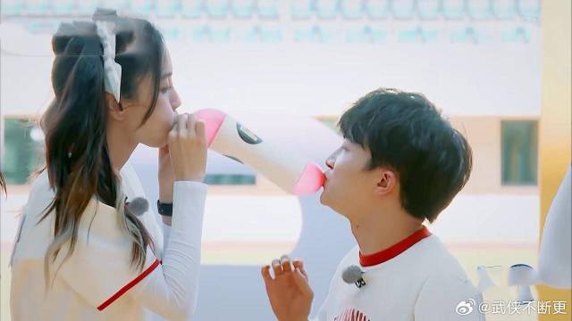 歌手肺活量有多好？ 其他人都用手吹气球，只有周深不用手就能吹起