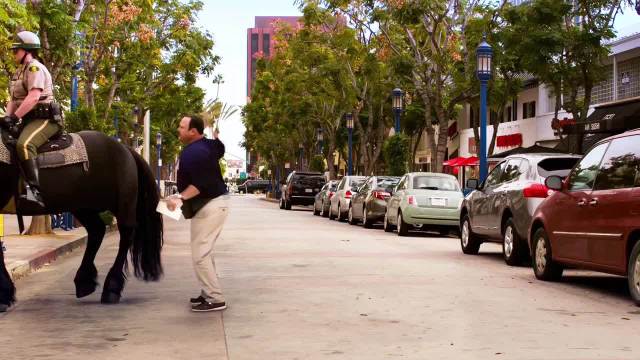 换谁都接不住这一脚，如果被马踢飞有段位，你觉得哪个更搞笑