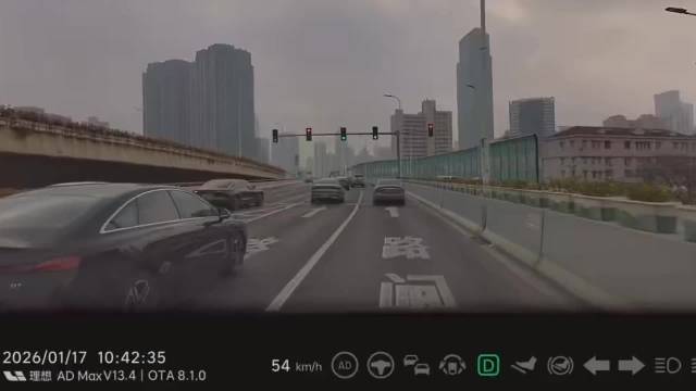 理想车主记录仪显示特斯拉高架超速撞车