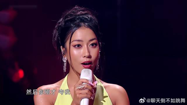 吉克隽逸唱歌被夸，兴奋的手舞足蹈，嘴角比AK还难压！