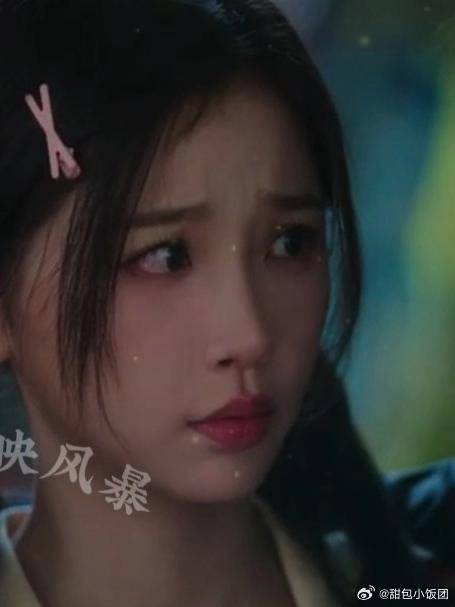 双轨：虞书欣被情敌壁咚，何与吃醋眼红：滚远点