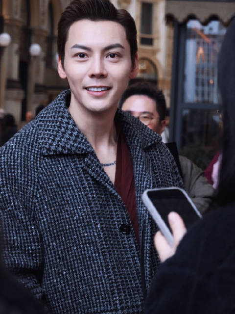 米兰街拍笑容超甜