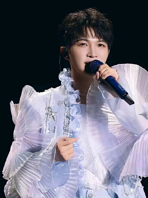 周深香港演唱会震撼全场，前辈起立致敬粤语歌惊艳