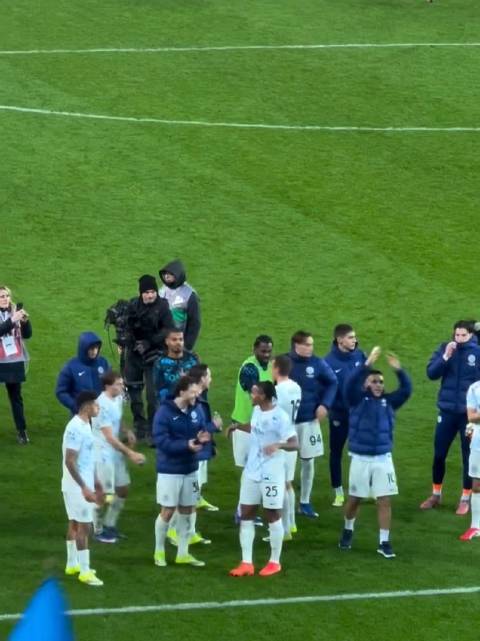 劳塔罗赛后谢场并与球迷大合唱