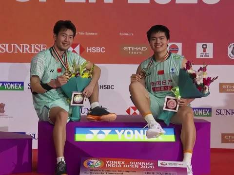 梁伟铿王昶印度公开赛夺冠，复刻三年前领奖姿势