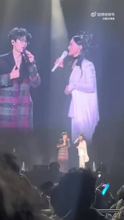 谭晶许嵩陈建斌蒋勤勤破次元同框引爆重庆演唱会