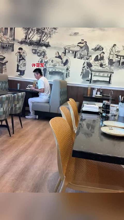 许亚军美国被偶遇，和小儿子在餐厅吃饭，没陪大儿子送别何晴