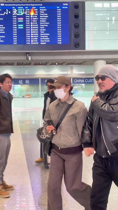 四郎陈建斌和纯元蒋勤勤在机场牵手跑步