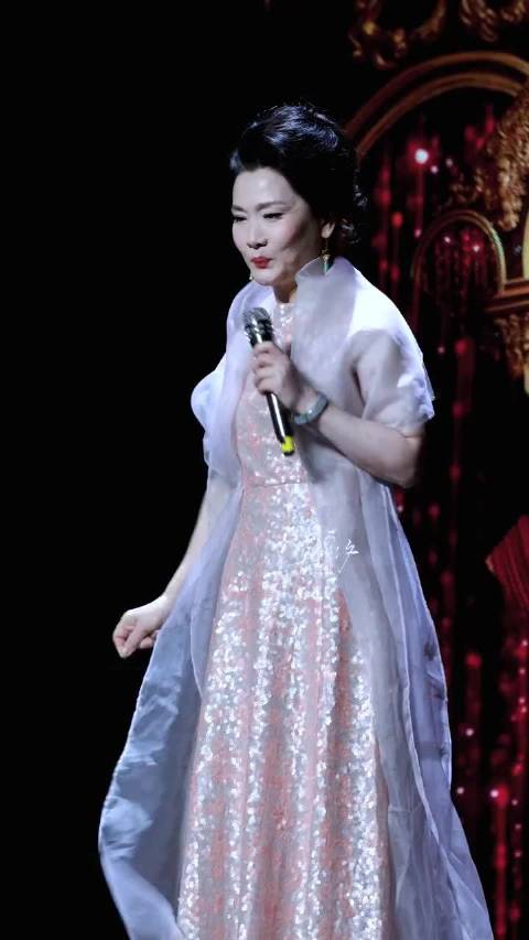 何赛飞唱《夜来香》还别有一番韵味！