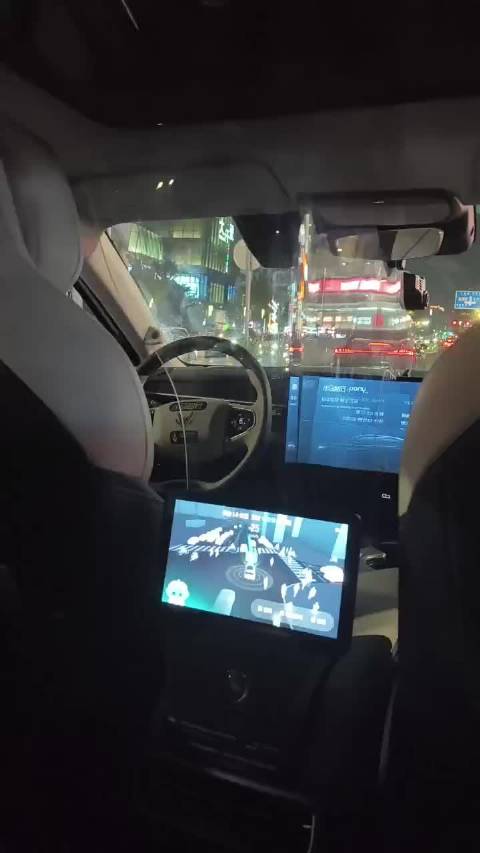 乘客误上无人驾驶出租车，与朋友面面相觑