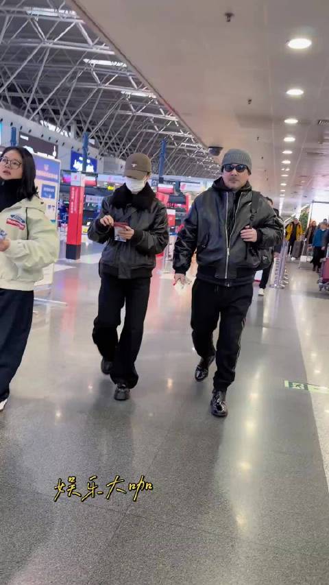 陈建斌蒋勤勤同走机场，四郎霸气勤勤温柔挥手