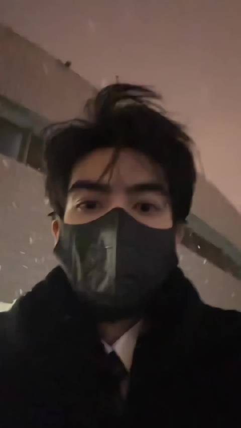 swl宋威龙下雪了 龙龙的报备视频好幸福，是不是也看怪奇物语啦