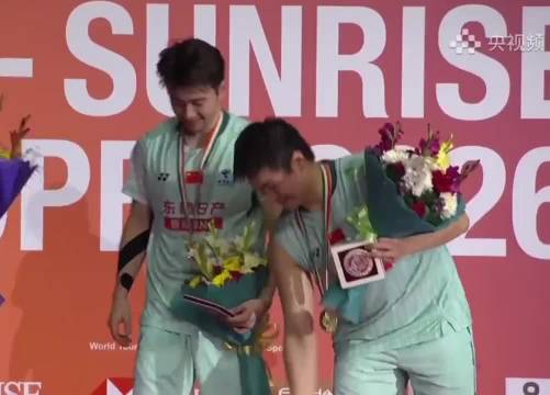 梁伟铿王昶再夺印公冠军，再现23年领奖经典姿势，时光与荣耀的呼应太好哭！