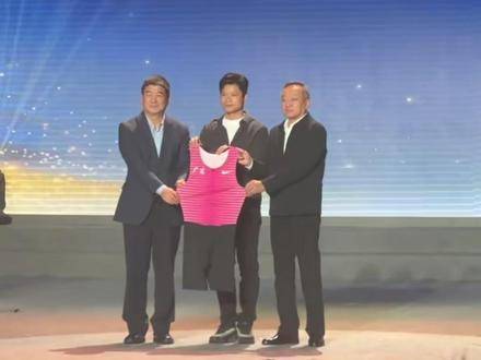 “暨南家人”为苏炳添举办退役仪式，彼此交换特别礼物