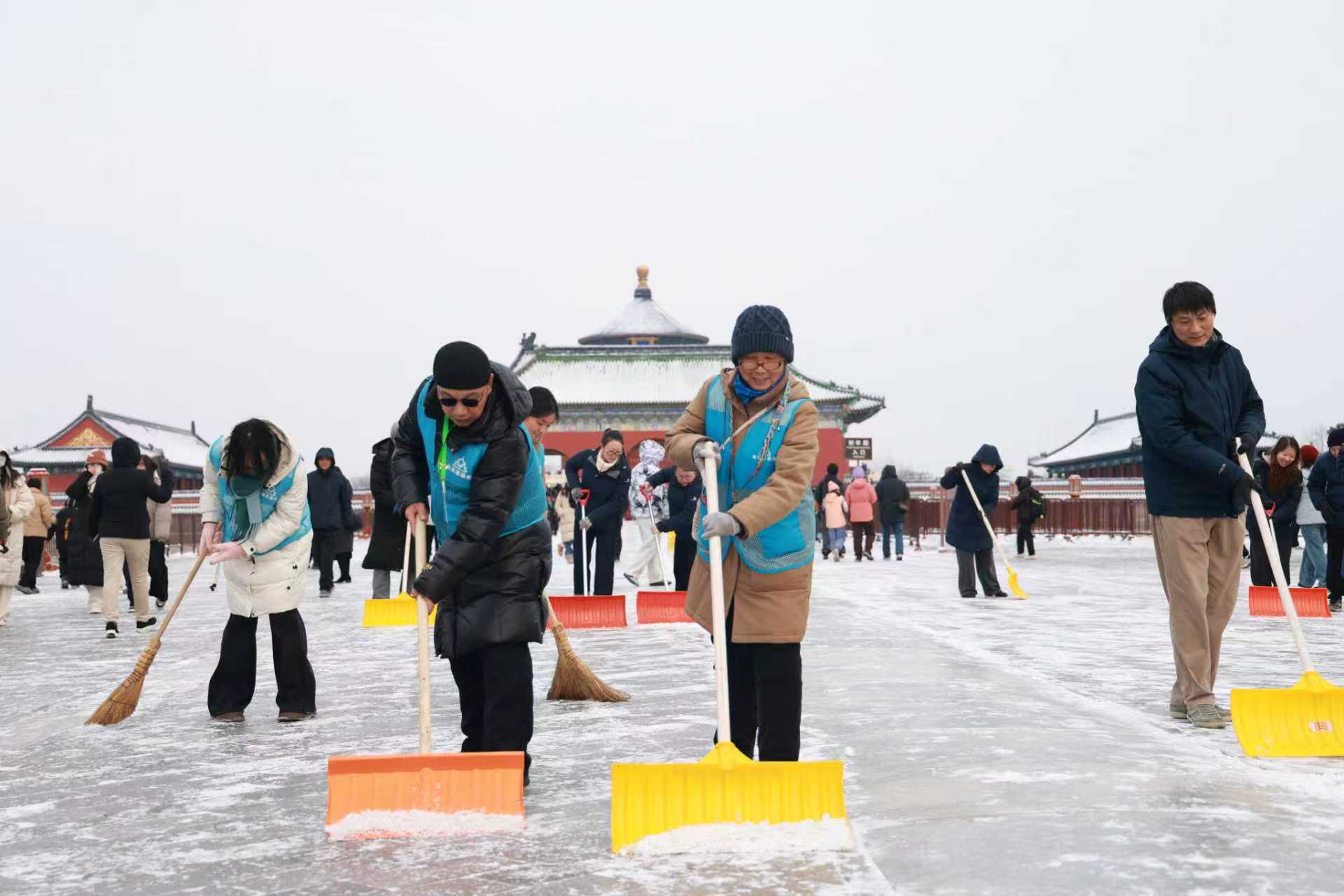 天壇公園及時清理主幹道積雪。北京市公園管理中心供圖