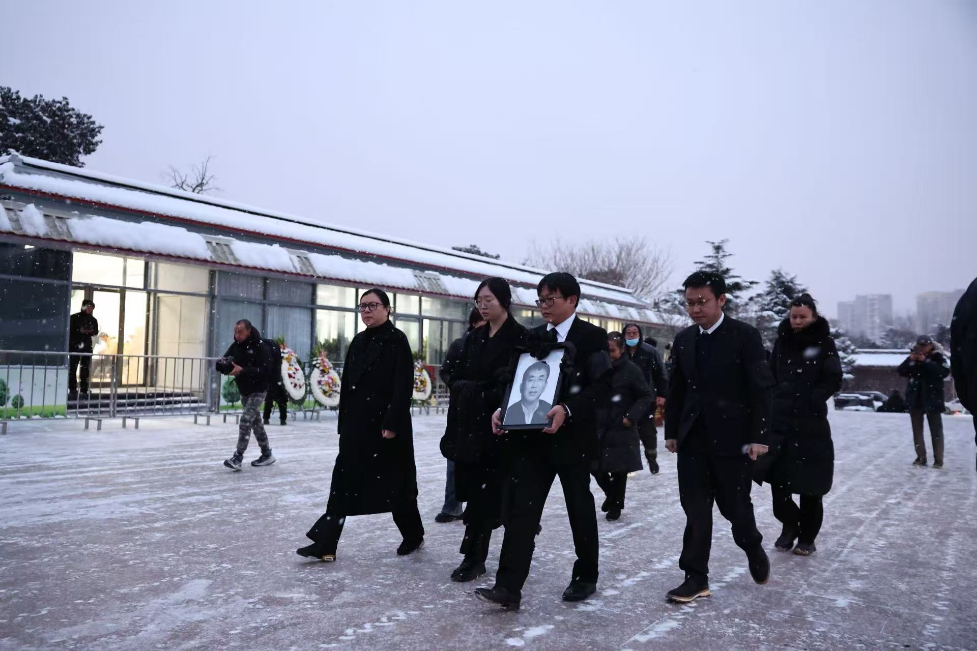 聶衛平先生之子懷抱父親的遺像走入東禮堂。新京報記者 王飛 攝