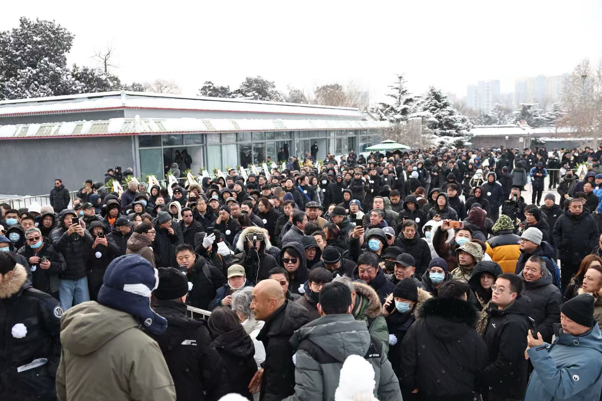 眾多棋迷冒雪趕來緬懷聶衛平。新京報記者 王飛 攝