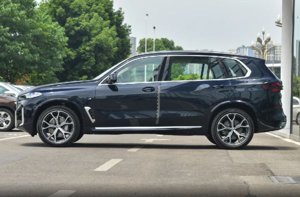 沃尔沃XC90后排座椅支持40:20:40的按比例放倒