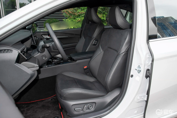 凯美瑞的内部空间利用率却很高