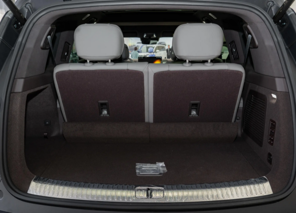 腾势N9车内储物空间丰富