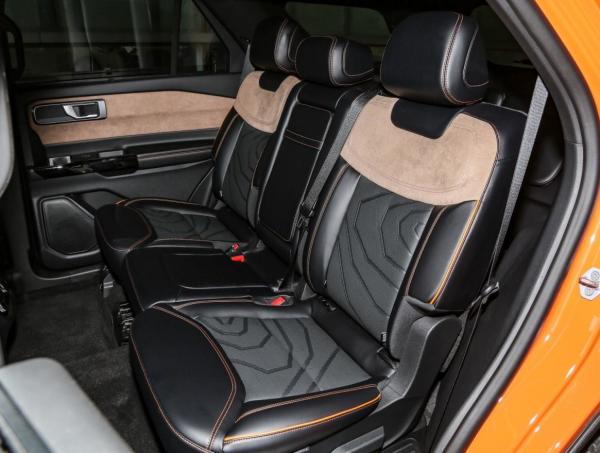 探险者后排座椅支持5:5比例放倒