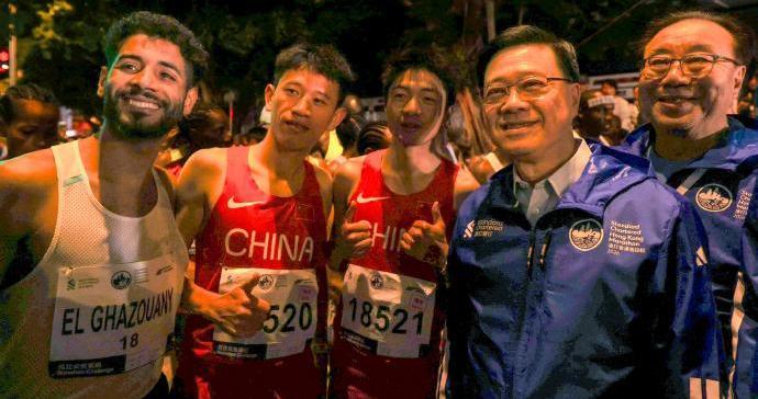 郭晶晶霍启刚亮相香港马拉松赛，李家超：推动体育盛事化发展