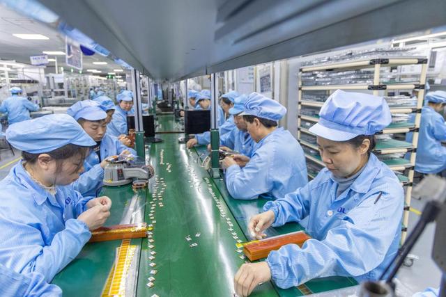 2025年12月25日，工人在重庆市紫建电子股份有限公司就业帮扶车间内工作。新华社记者黄伟 摄