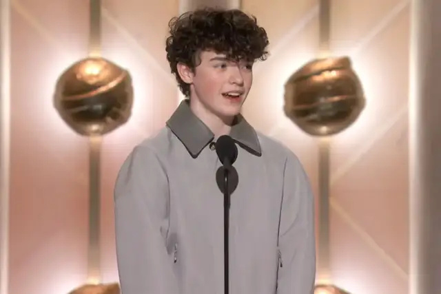 16岁“小孩哥”夺金球奖,小卷毛很软萌,追星莱昂纳多激动拍男神肩膀