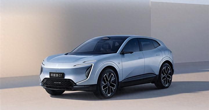 阿维塔07连撞15车 交警定责驾驶员 舆论为何跑偏？