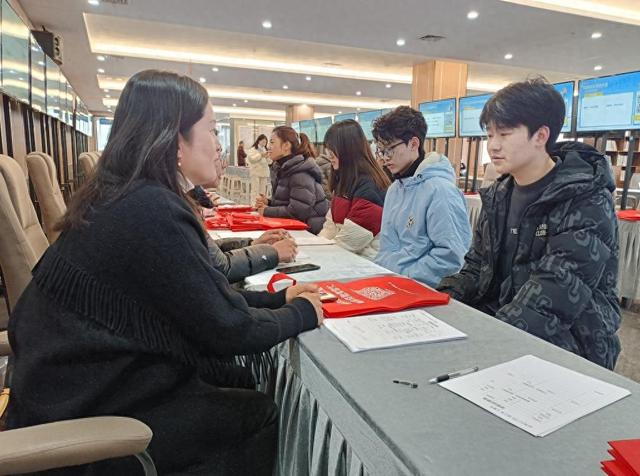 2026年1月17日，在重庆市开州区零工市场，求职者正在现场招聘会上应聘岗位。（重庆市开州区融媒体中心供图）